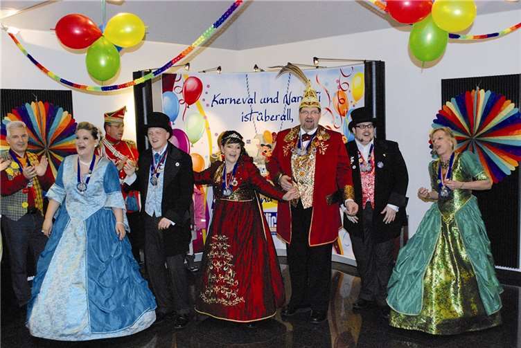 Da kam Stimmung auf: Beim mitreißend intonierten Prinzenlied der Neuwieder Tollitäten klatschte auch Geschäftsführer Peter Krupp (l.) begeistert mit.Schwarz