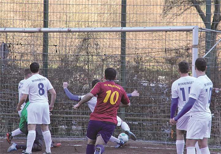Da kamen die Abwehrspieler des TV Winningen zu spät. Marcel Dörr hat soeben den Führungstreffer für den TV Mülhofen erzielt.TH