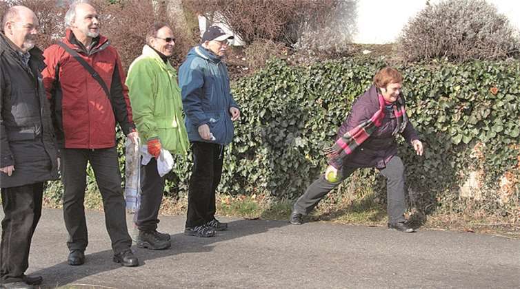 Da kann Mann noch was lernen. Für diesen Wurfversuch gab es zumindest beste Haltungsnoten. AND