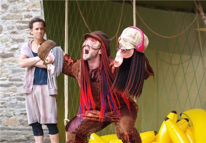 Da kann auch Mogli (Marius Schneider) nur staunen, welche Show die Affenbande (Björn Christian Küpper) da abziehen. Archiv-BLA-