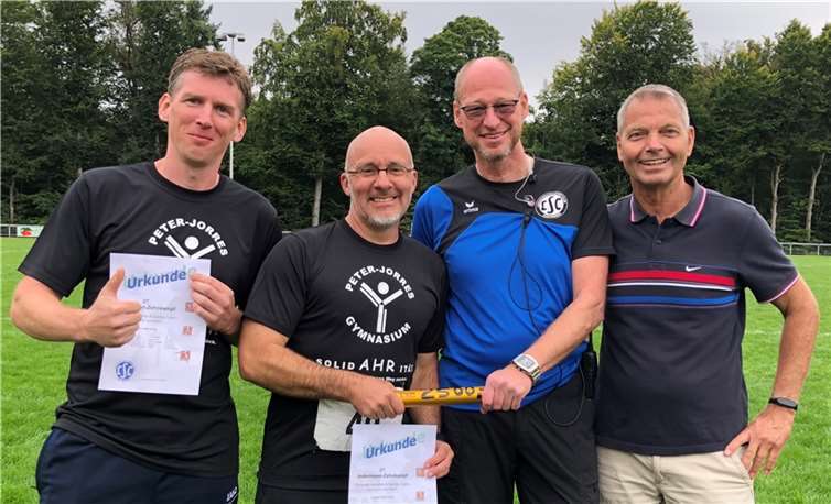 Da kann man auch das fehlende „E“ in Joerres verschmerzen – über eine tolle Veranstaltung mit solidarischer Geste freuten sich v.l.: Sascha Grams, Christoph Amediek, Harry Weißkirch (Organisator und Vorsitzender des LSC Bad Nauheim), Jens Schulze (Moderator, ehemaliger Deutscher Meister im Zehnkampf). Foto: Christina Amediek