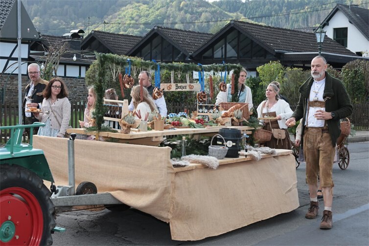 Oktoberfest und Trachtenumzug in Insul mit Musik und viel Gaudi