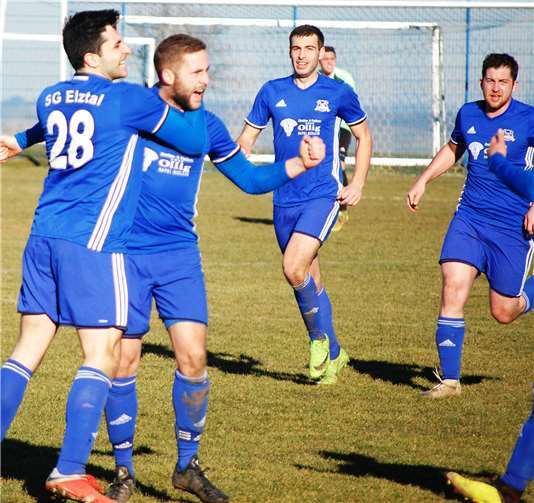Da kommt Freude auf: Torschütze Nico Steinbach (links) und Martin Steffes bejubeln den Siegtreffer.