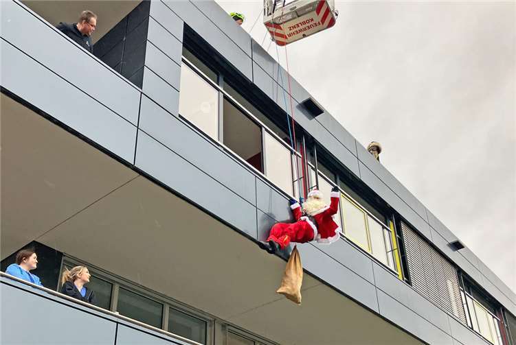 Da kommt der Nikolaus vom Dach! Einen ganz besonderen Nikolausauftritt erlebten die Kinder in der Kinderklinik des Kemperhofs.  Foto: GK-Mittelrhein/Jutta Münch