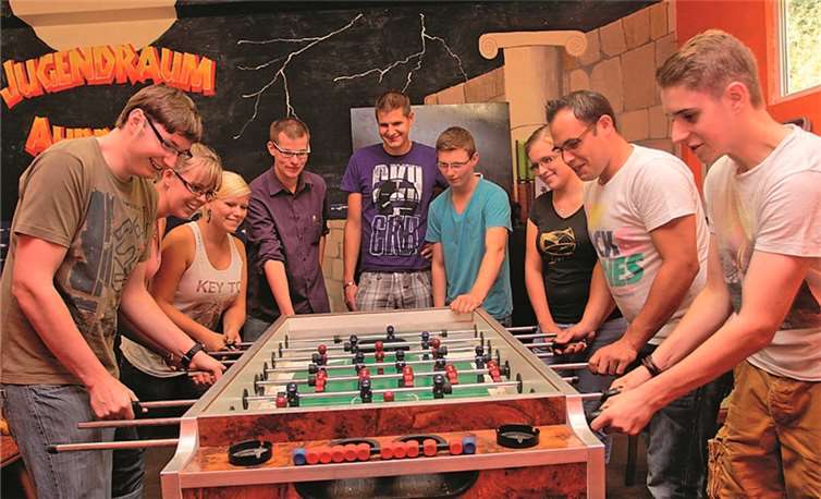 Da kommt keine Langeweile auf: Der Tischkicker ist nur eine Möglichkeit für die Jugendlichen, im frisch renovierten Jugendraum aktiv zu werden. SES
