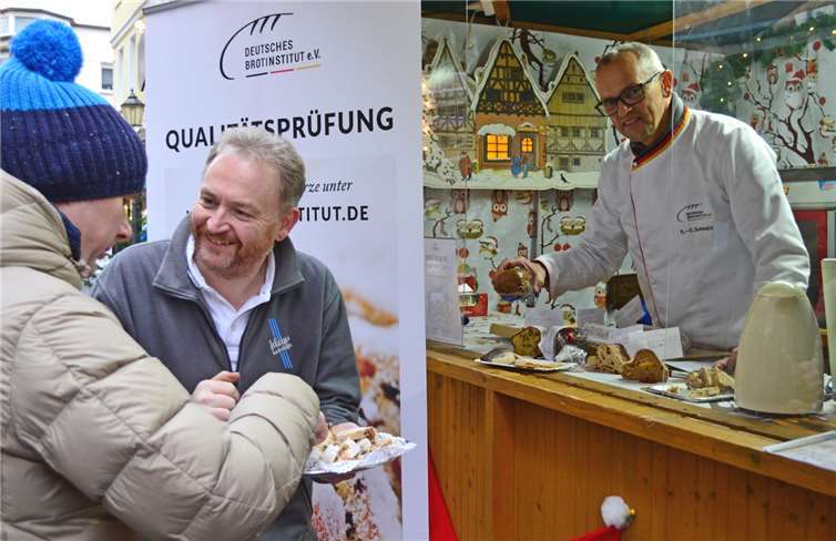 Da konnte keiner widerstehen: Obermeister Frank Klein bot Stollenhäppchen an. Es testete Experte Karl-Ernst Schmalz vom Deutschen Backinstitut (re.).Dinah Schmidt