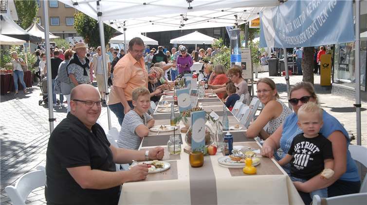 Die Kannenbäckerstadt bat zu Tisch Da konnte zu Hause ruhig mal die Küche kalt bleiben: Hotelsund gastronomischen Anlieger bewirteten die „Schlemmermeile“.