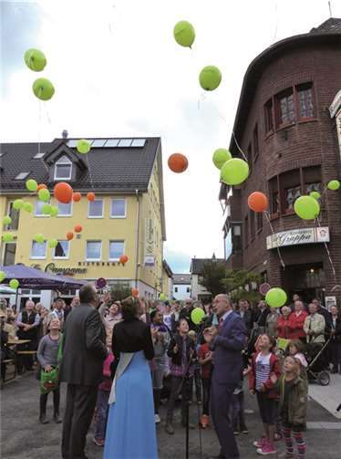 Da konnten sie nur noch hinterhersehen, nachdem die Kinder ihre Ballons auf die Reise geschickt hatten.