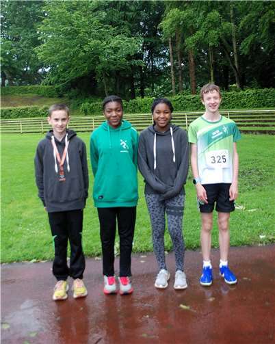 Da konnten sie wieder lächeln: Jakob Fiehler (mit Bronzemedaille), Fanwi Jikong, Nancy Bucher und Michael Hahn. Foto: S. Hahn