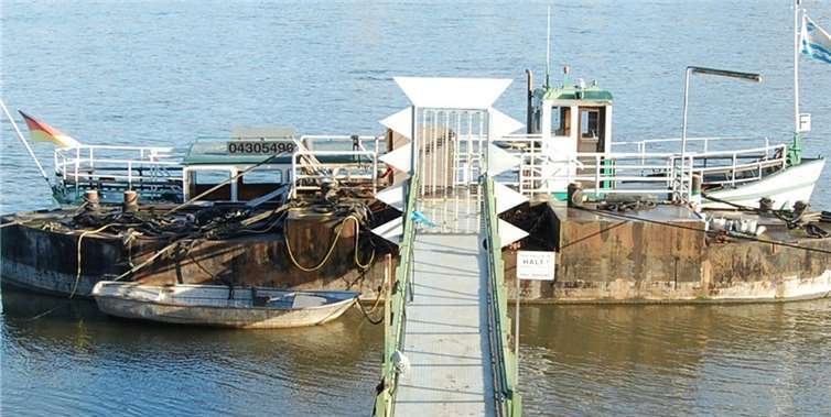 Da liegt die ausgemusterte Fähre, festgetäut, an ihrer Landebrücke. FA