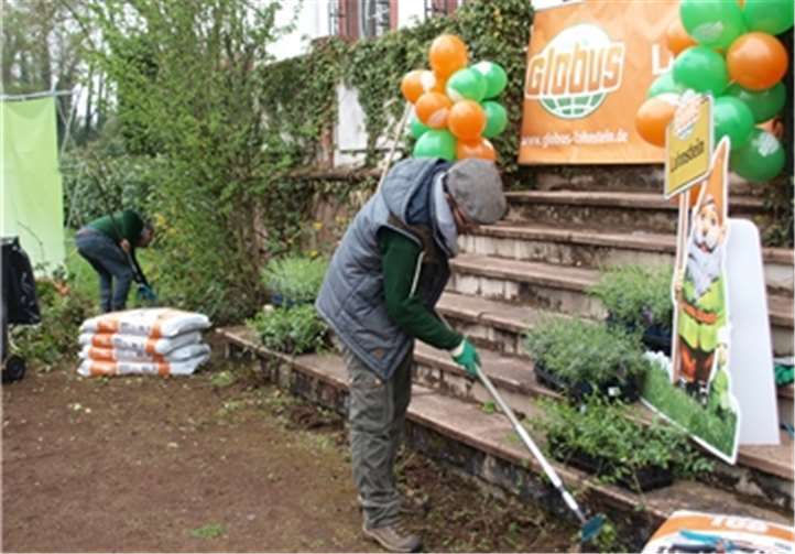 Da liegt noch ganz viel Arbeit vor den Mitarbeiterinnen und Mitarbeitern des Globus Warenhauses in Lahnstein auf der Fläche des Parks.