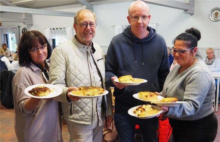 Da packte der „Chef des Vereins“, Helmut Sondermann (2.v.l.) persönlich mit an, um mit weiteren Guten Geistern, die Kartoffel-Köstlichkeit zu servieren.Fotos: BS