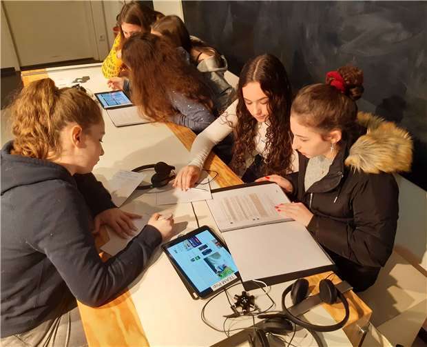 Da rauchen die Köpfe: Die Schülerinnen bereiten die Nachrichten aus der Welt der Stars vor. Foto: Markus Rothfeld