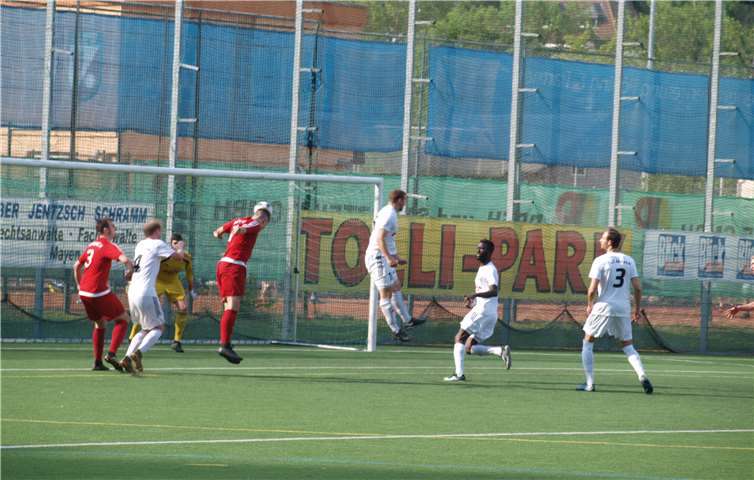 Da schien die Partie im Nettetal bereits entschieden. Obwohl die in weiß gekleideten Gastgeber in der Überzahl sind kann Yannik Kerzan zum zwischenzeitlichen 1:3 einköpfen.BLA