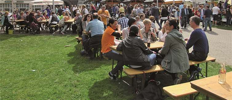 Da sich die Sonne doch noch blicken ließ, lud der „Auto-Freizeit-Biergarten“ viele Besucher zum Verweilen ein.MKA