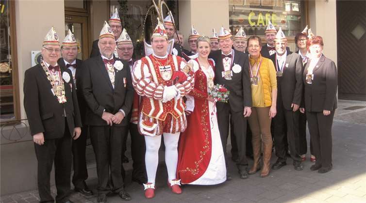 Da sin mer dabei, dat es prima … das Ahrweiler Prinzenpaar mit Senator Herbert Raths, seiner Frau (rechts neben der Prinzessin) und den Damen und Herren Senatoren nach dem gemeinsamen Frühstück.privat