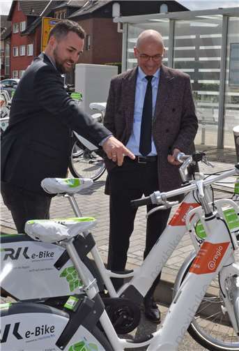 Da sind die neuen E-Bikes: Begeistert nehmen Bürgermeister Bert Spilles (rechts) und Christian Seul von der RVK die Verleihstation am Bahnhof Meckenheim in Augenschein.Foto: Stadt Meckenheim