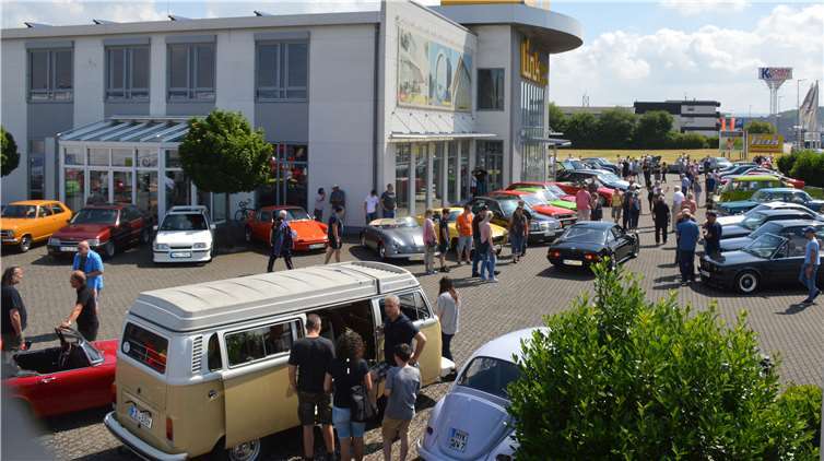 Da so viele Teilnehmer das Old- und Youngtimertreffen besuchten,musste ein weiterer Parkplatz für die Ausstellunggeöffnet werden.Dirk Peiter