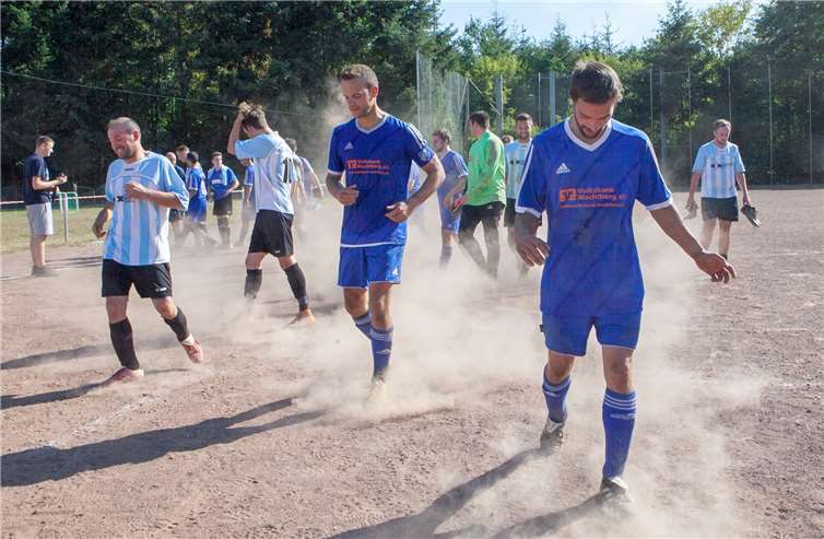 Da staubt es! Wenn die Mannschaften auf dem Tennenplatz an Beckers Kreuz auflaufen, ist es eine staubige Angelegenheit.