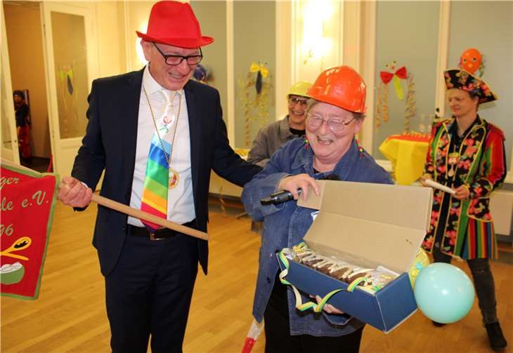 Da staunte der Bürgermeister: aus Heppingen gab es eine ganze Ladung neuer Ahrbrücken – wenn auch „nur“ aus leckerem Kuchen.