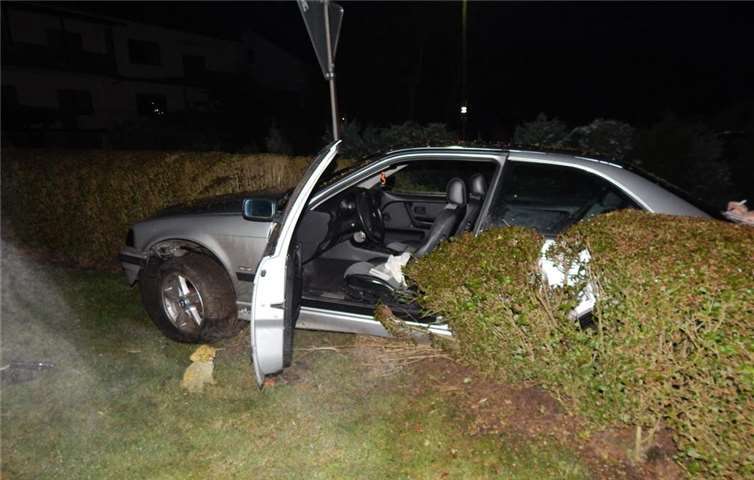 Da staunte eine Frau nicht schlecht als am Sonntagmorgen ein Auto in ihrem Vorgarten „landete!. PI Remagen