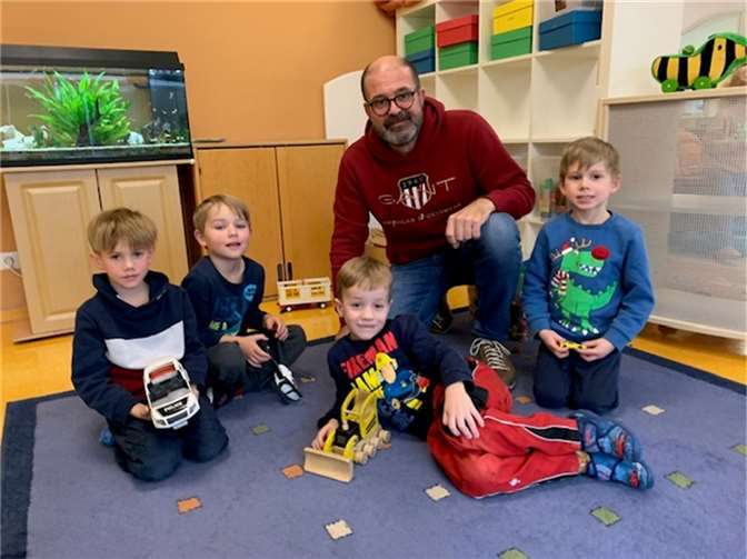 Da staunten die Kinder in der Kita „Arche Noah“ in Kettig nicht schlecht, wer da mit ihnen spielen wollte: Bürgermeister Peter Moskopp. Foto: Kita Kettig