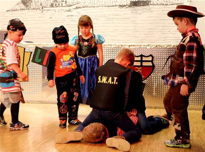 Da staunten selbst Piraten und Cowboys über den Einsatz der „Special Weapons and Technics“-Männer.  DL