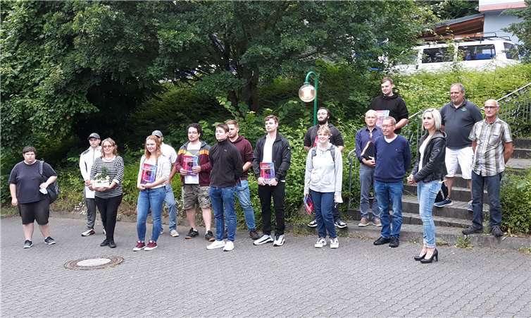Da strahlen sie um die Wette nach drei Lehrjahren endlich in die „große“ Berufswelt der Maler und Lackierer einzutreten, zusammen mit Obermeister Becker und Prüfungsvorsitzendem Pies (4. und 5. von rechts).Foto: Hans Hartenfels