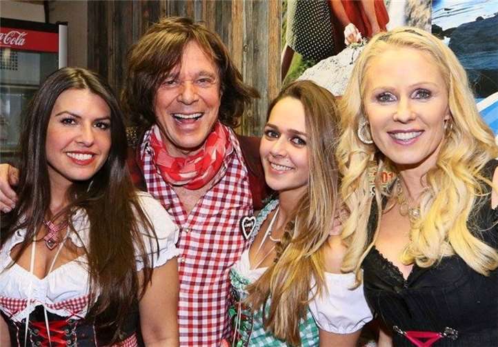 Da strahlt der „König des Après-Ski“: Bei der Kölner Hüttengaudi ist Jürgen Drews stets umringt von zahlreichen Après-Ski-Fans in Tracht und Pisten-Outfit. ds!marketing GmbH