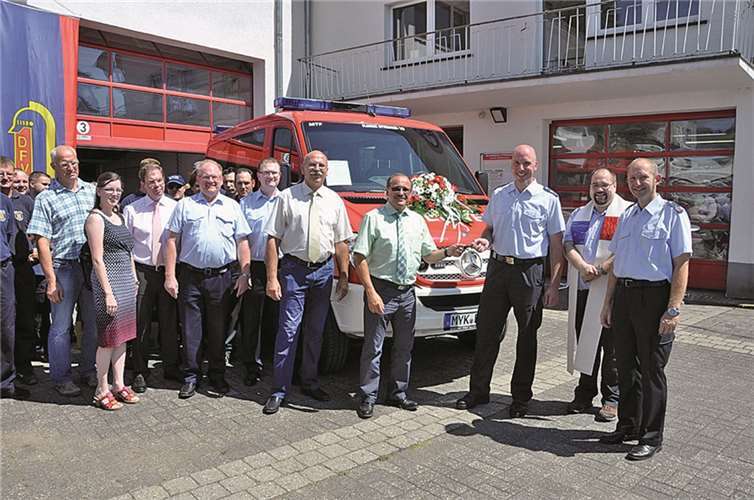 Da strahlten Wehrleute und Sponsoren, als Gerd Heilmann für das neue Mannschaftstransportfahrzeug den Schlüssel übergab. Kaplan Andreas Burg nahm die Einsegnung vor. BS