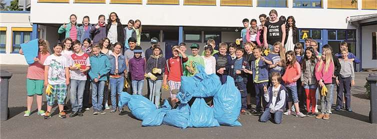 Da war das Erstaunen bei den Schülerinnen und Schülern der IGS Remagen schon recht groß, als sie sahen, was an Unrat und Müll bei so einer Aktion zusammenkommt. privat