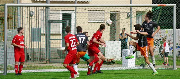 Da war das Spiel noch spannend: Mit einem sehenswerten Kopfball erzielte Max Modigell (re.) in der 45. Minute den Anschlusstreffer für die SG Moseltal II.Foto: Michael Wald