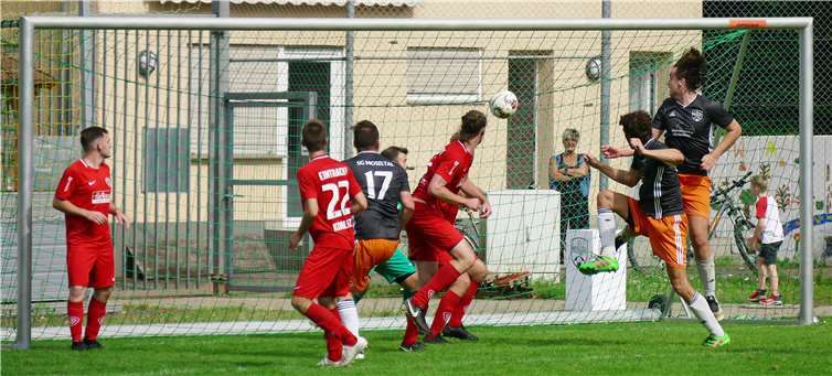 Da war das Spiel noch spannend: Mit einem sehenswerten Kopfball erzielte Max Modigell (ganz rechts) in der 45. Minute den Anschlusstreffer für die SG Moseltal II.Foto: Michael Wald