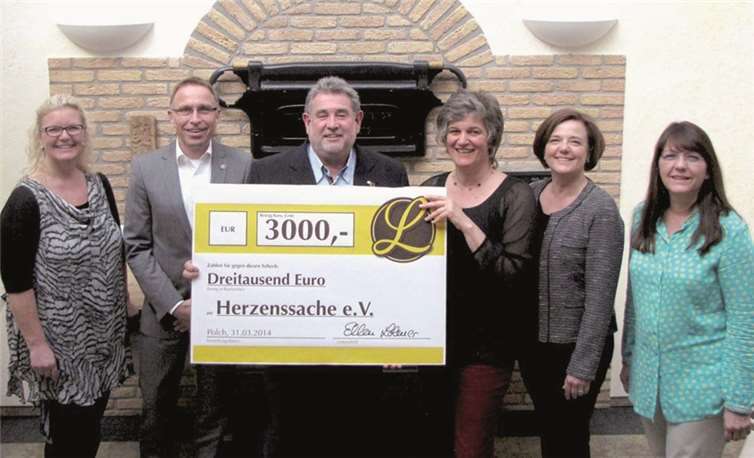 Da war die Freude bei Frau Lemcke und Frau Willeck vom Verein „Herzenssache e.V.“ riesig, als ihnen die Lohner´s den Spendenscheck mit der stolzen Summe über 3000 Euro überreichten. privat