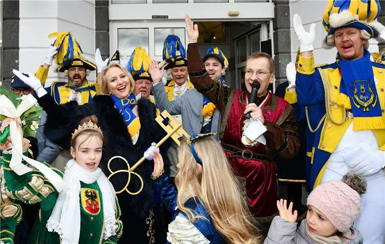 Da war die Freude groß: Stellvertretend für alle Jecken nahm Sentiaca Dagmar I. den Stadtschlüssel entgegen. Fotos:RASCH