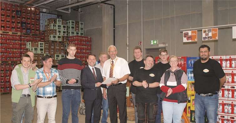 Da war die Freude in der Leergutannahme im Getränkecenter groß.Sozialstaatssekretär David Langner übergab den Bewilligungsbescheid an Uwe Herrmann, Geschäftsleiter Globus in Koblenz-Bubenheim.. Die Mitarbeiter und auch die Kollegen mit Handicap ließen es sich nicht nehmen, persönlich dabei zu sein. US