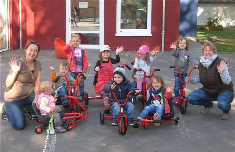 Da war die Freude natürlich groß, vor allem bei den Kindern, als die neuen Fahrzeuge eintrafen. privat