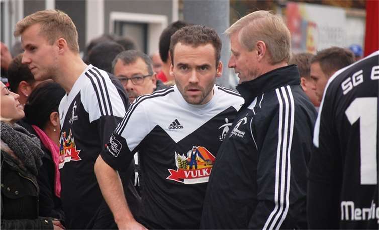 Da war die Welt noch in Ordnung: Der Sportliche Leiter der SG Eintracht Mendig/Bell, Frank Schmitz (rechts), im Gespräch mit Tobias Bauer.SK