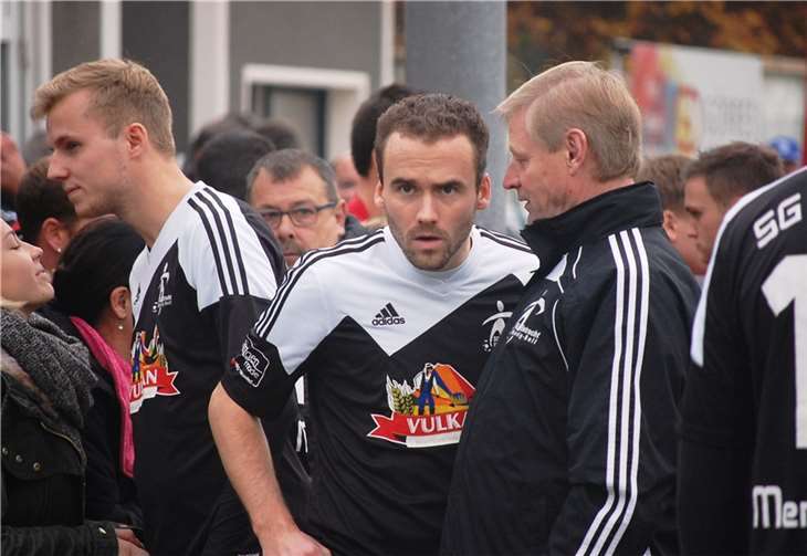 Da war die Welt noch in Ordnung: Frank Schmitz (rechts), der Sportliche Leiter der SG Eintracht Mendig/Bell, im Gespräch mit Tobias Bauer.