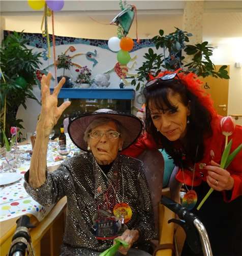 Da war sie hin und weg. Winningens‘ ehemalige Obermöhne Liesel Helm wurde der Orden des WCV verliehen. Mit ihr freut sich Möhne Martina Reick.privat