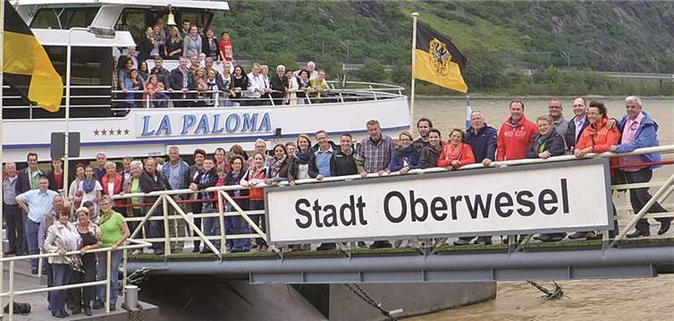 Da wurde dann ein ganzes Schiff in beschlag genommen - die fröhliche Gesellschaft vor dem Ablegen in Oberwesel.privat