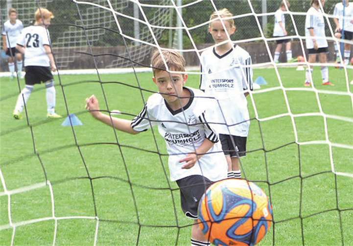 Da zappelt der Ball im Netz - gut möglich, dass sich dieser Jungkicker die deutschen Weltmeister zum Vorbild genommen hat.