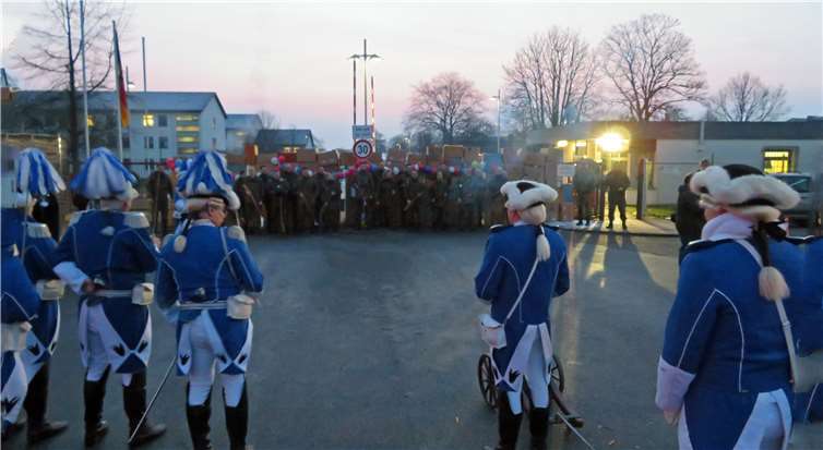 Da zitterten den Soldatinnen und Soldaten die Knie: DieKanonenbesatzung der Blauen Funken beindruckten mit ihrer Schlagkraft. Fotos: -MKA-