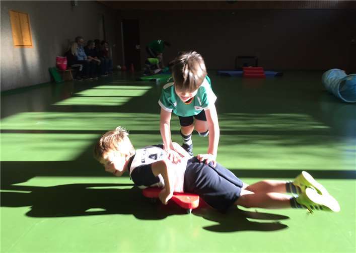 Dabei durften die Kinder u.a. spielerisch zur Arbeit fahren .