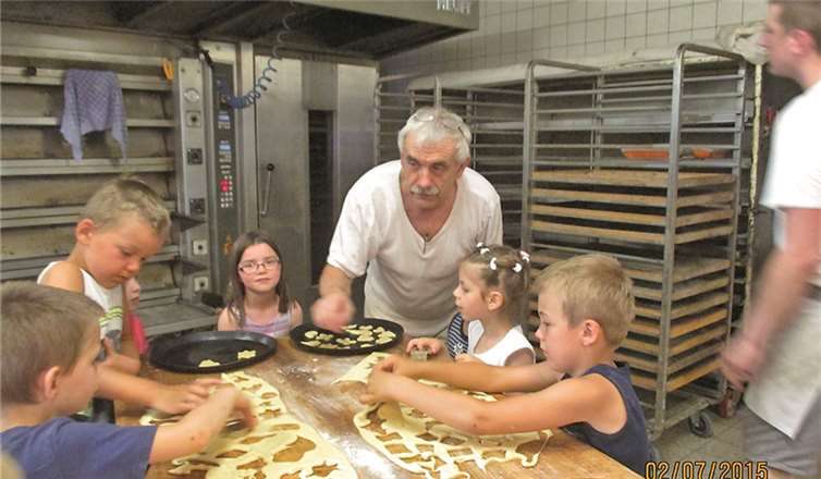 Dabei erhalten sie sachdienliche Unterstützung durch den Bäckermeister.
