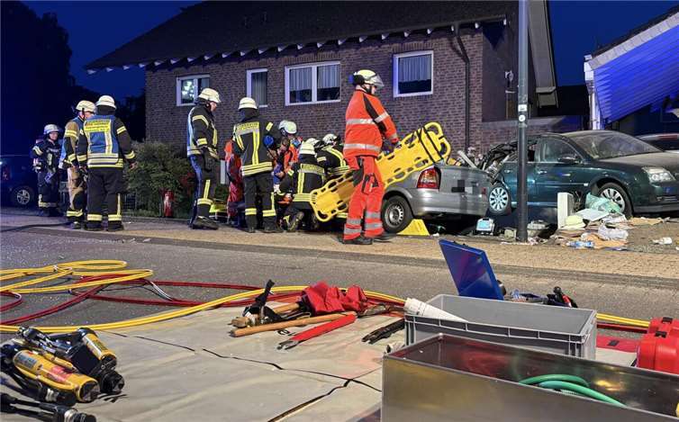 Dach abgenommen: Person wird aus dem PKW gerettet.