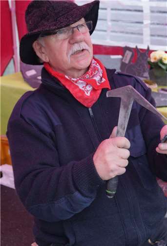 Dachdecker Rudi Grans aus Treis war zum ersten Mal dabei. Er fertigte kleine Kunstwerke aus Naturschiefer.