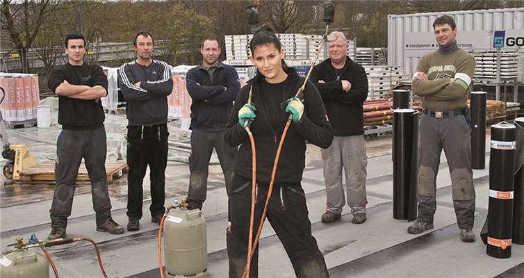 Dachdeckerlehrling Sonja Theisen im Kreis ihrer Kollegen um Dachdeckermeister Stefan Hofmann (2.v.l.).Werbefotografie Weiss
