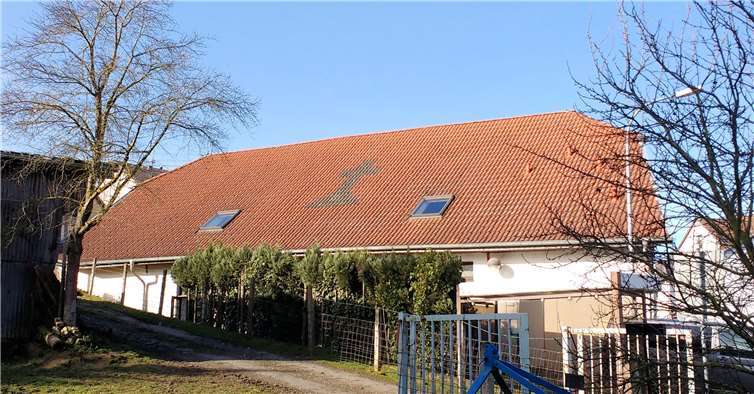 Dachflächen in bevorzugter Südausrichtung, wie hier am gemeindeeigenen Gimmersdorfer Dorfsaal, bieten ideale Voraussetzungen für Solarpaneele für die Erzeugung von kostenlosem „Sonnenstrom“.