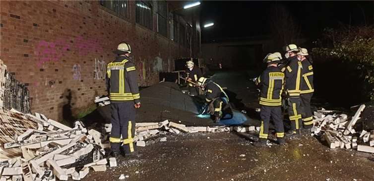 Dachteile einer Gewerbehalle stürzten auf die Straße „Am Kissel“. Foto: FW Königswinter 